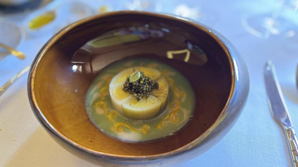 Puerro tostado con caviar en A'Barra