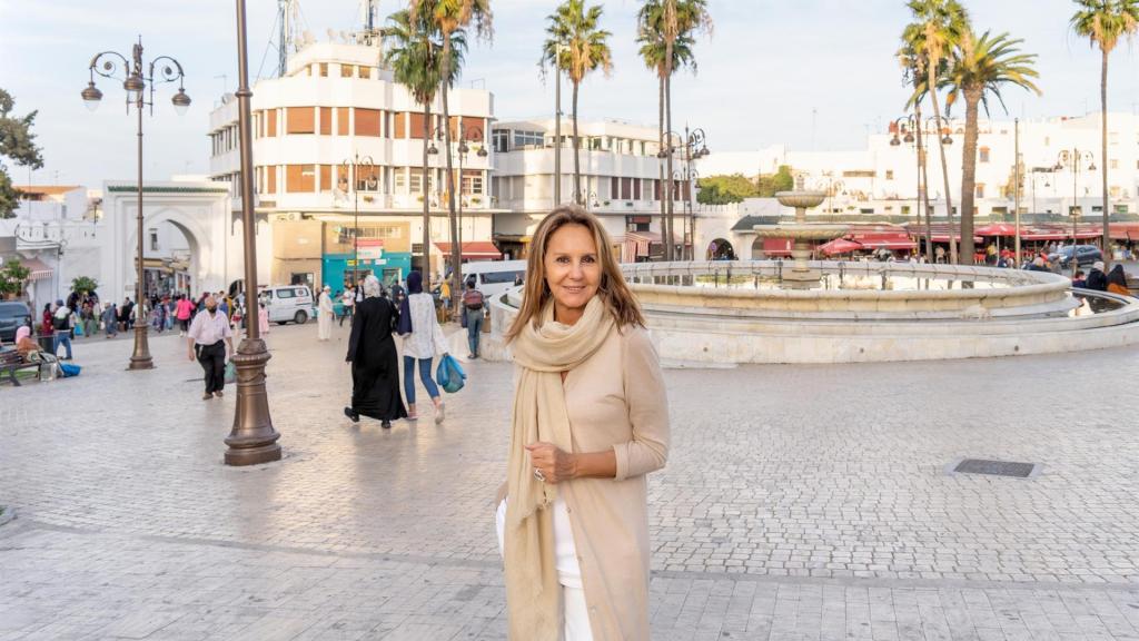 La escritora María Dueñas en Tánger, escenario de 'El tiempo entre costuras'