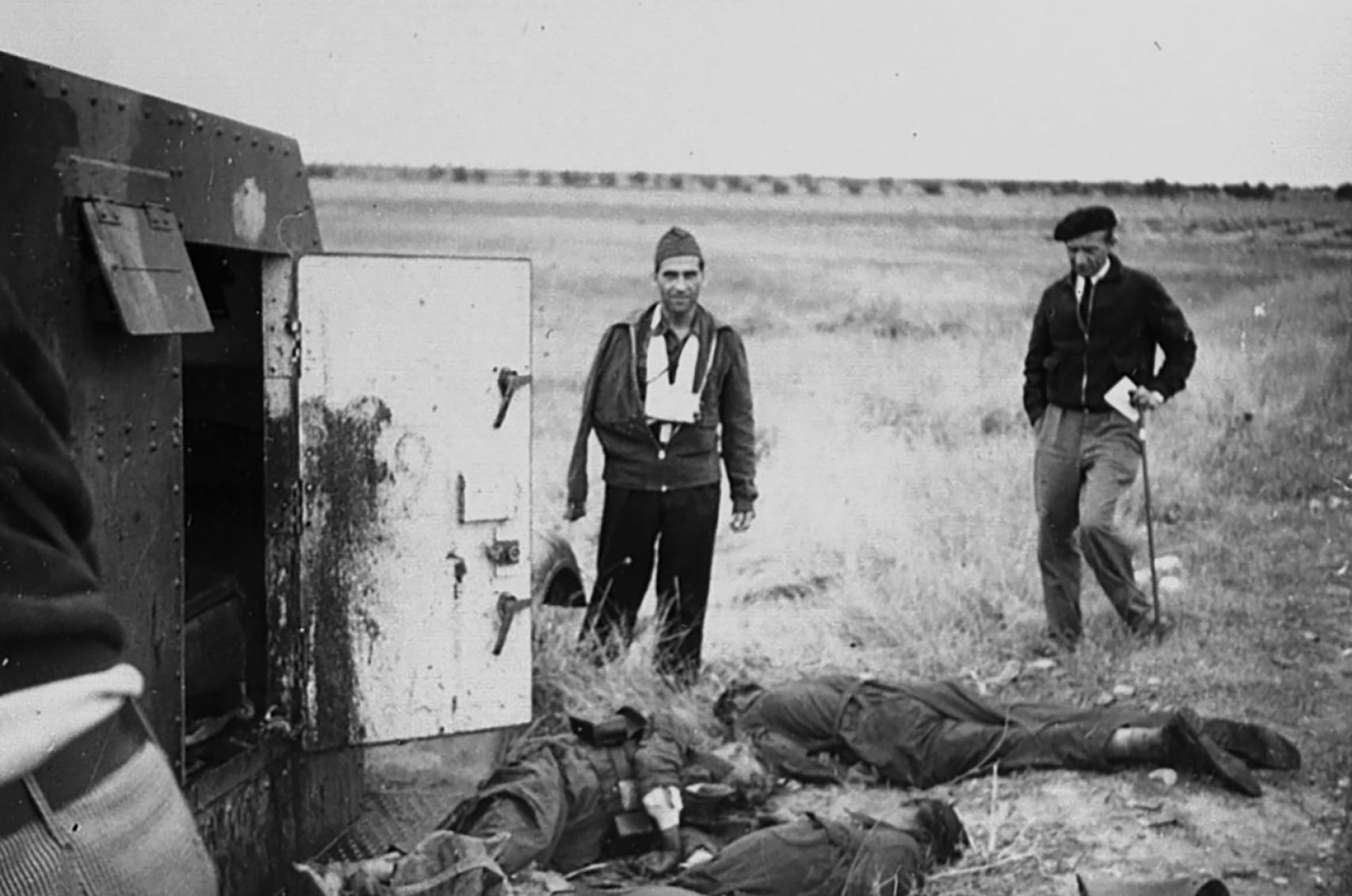 José María Pemán (d) entre cadáveres republicanos en el frente de Toledo, acompañado de Pepe Sáinz Nothnagel, jefe provincial de Falange.