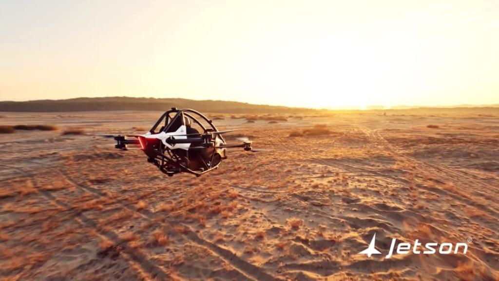 Jetson One sobrevolando un desierto