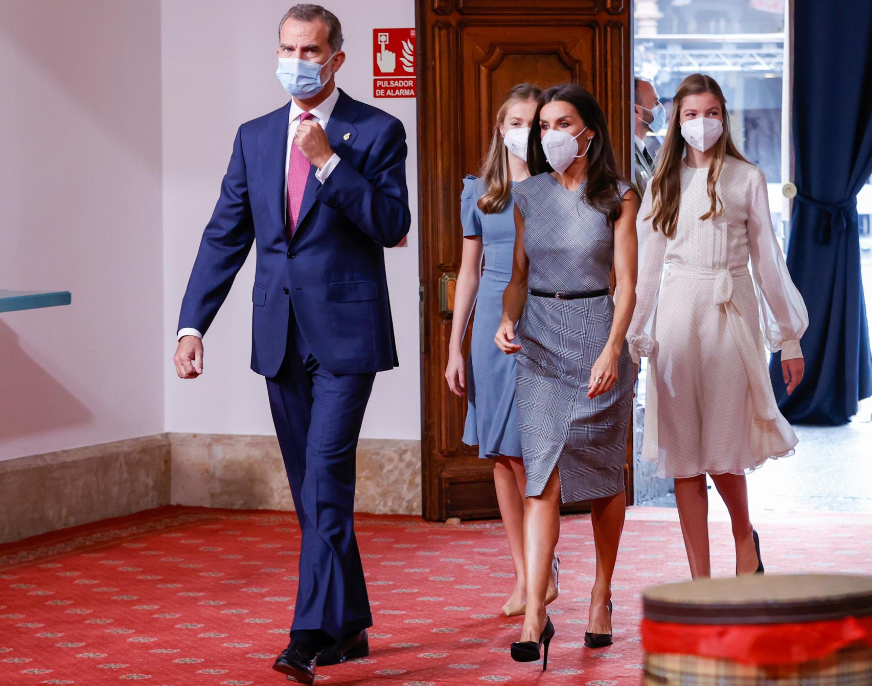 La Familia Real accediendo al salón del hotel donde ha tenido lugar la audiencia.