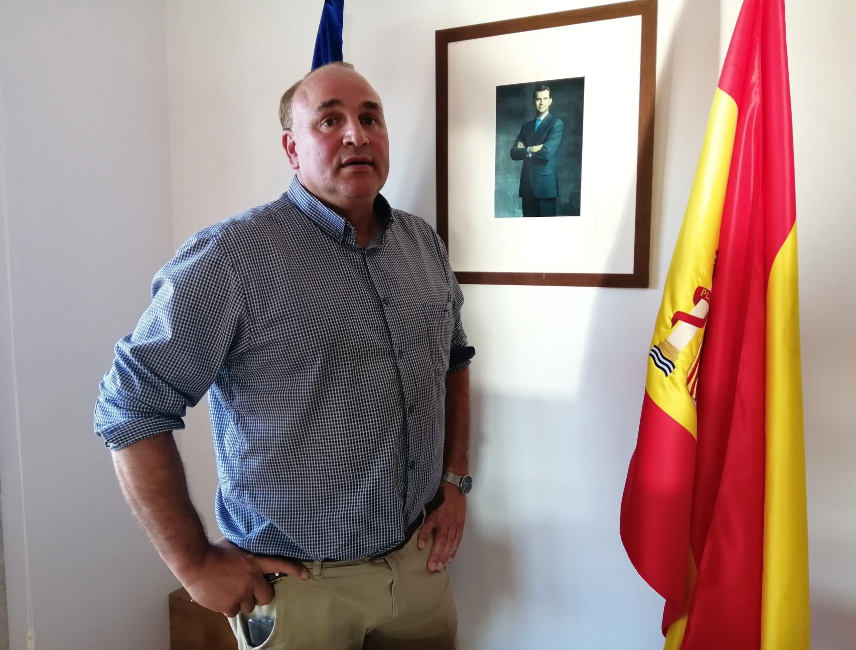 Luis Calvo, en el salón de plenos del Concello (Ayuntamiento) de Agolada.