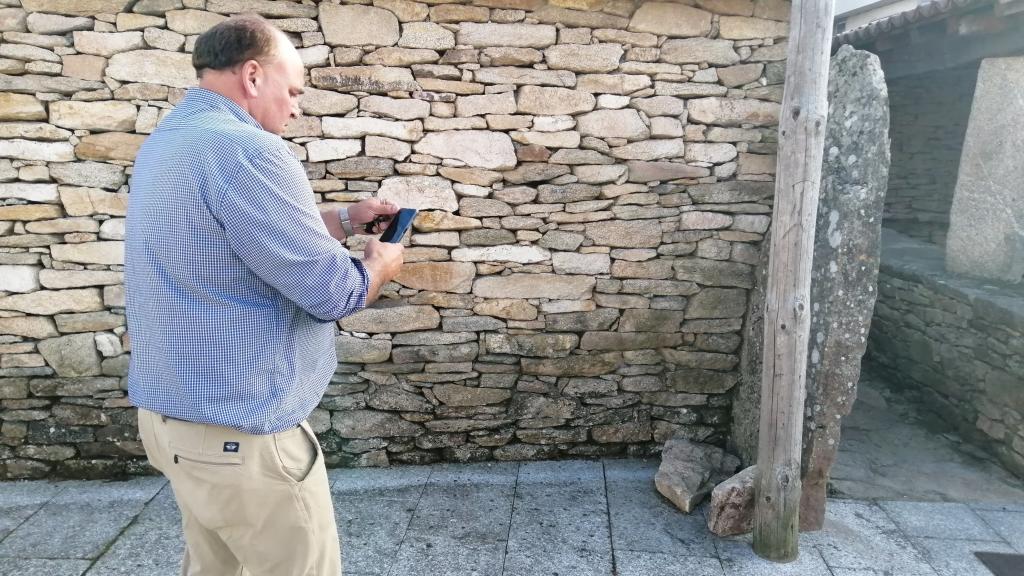 El primer edil fotografía con su móvil dos piedras caídas para ordenar su retirada.