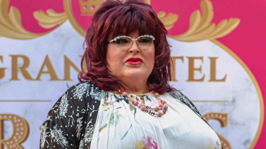 Paca la Piraña es la recepcionista del 'Gran hotel de las reinas'.