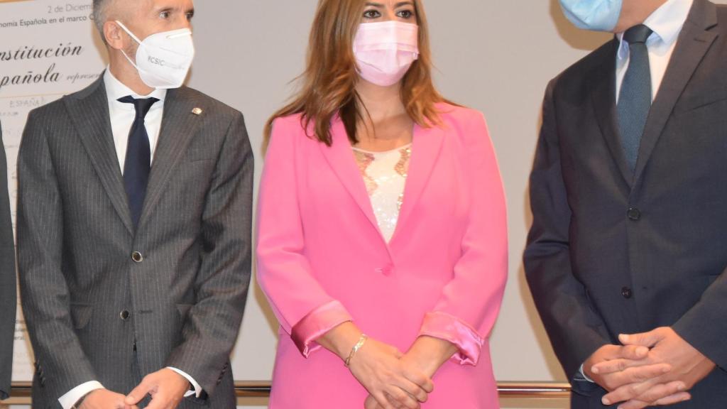 La nueva delegada Virgina Barcones charla con el anterior, Javier Izquierdo,  y el ministro Grande-Marlaska