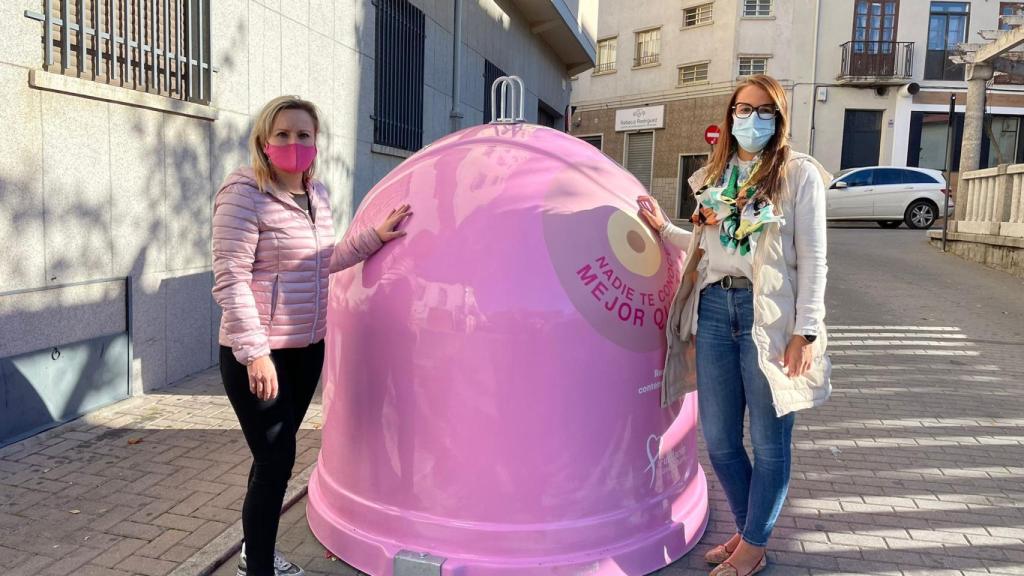 Las concejalas de Medio Ambiente y Consumo posan al lado del contenedor rosa en la presentación de la campaña