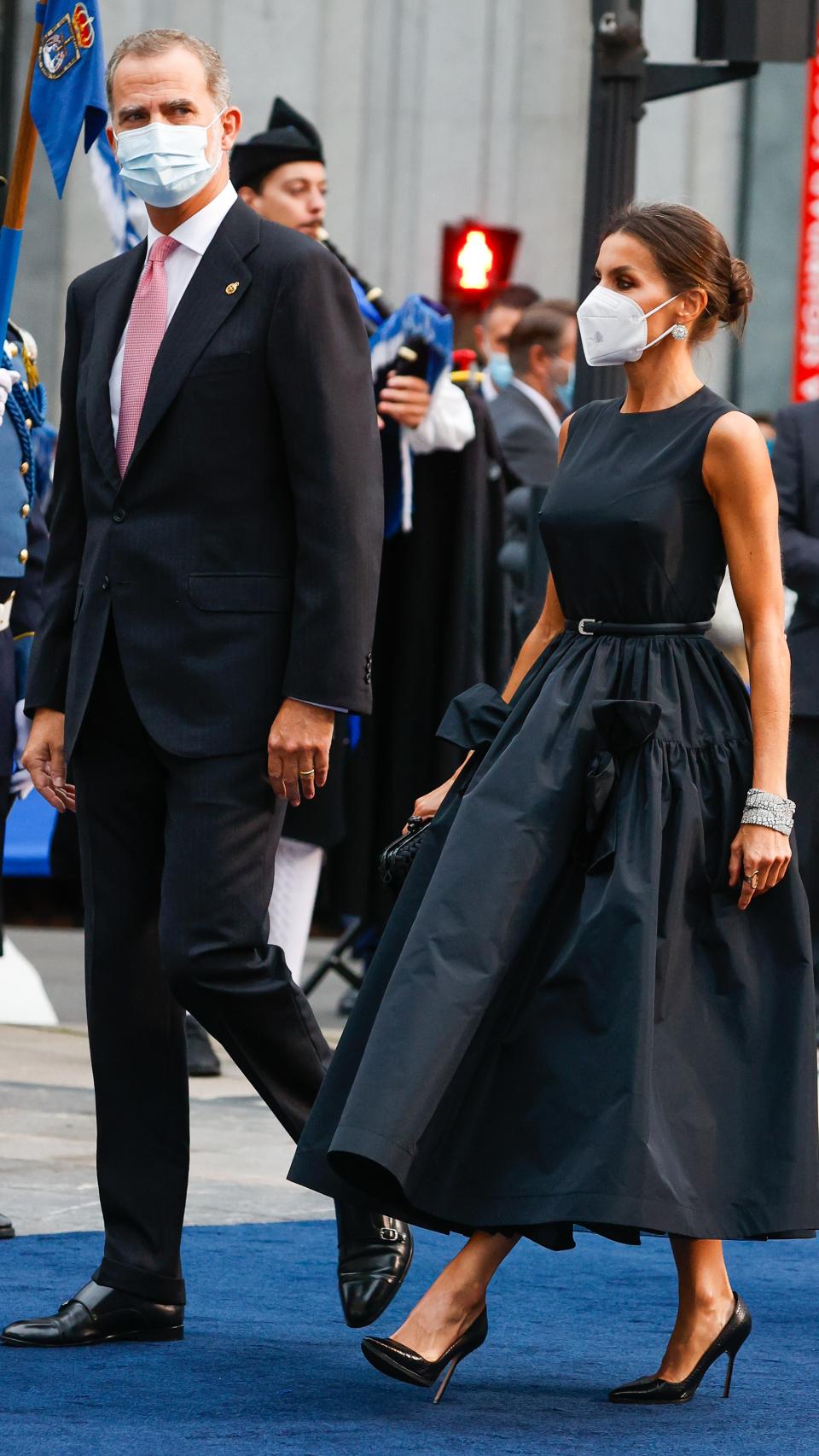 Letizia ha combinado su impresionante diseño con salones de Manolo Blahnik y bolso de Bottega Veneta.