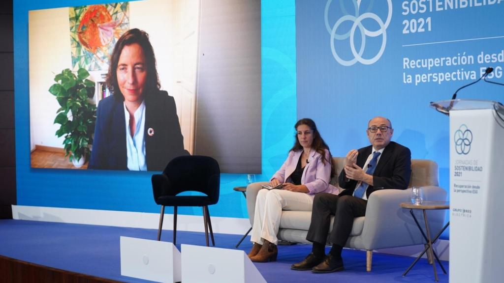 La directora de Greenpeace España, Eva Saldaña, y el consejero del Grupo Red Eléctrica, Ricardo García.