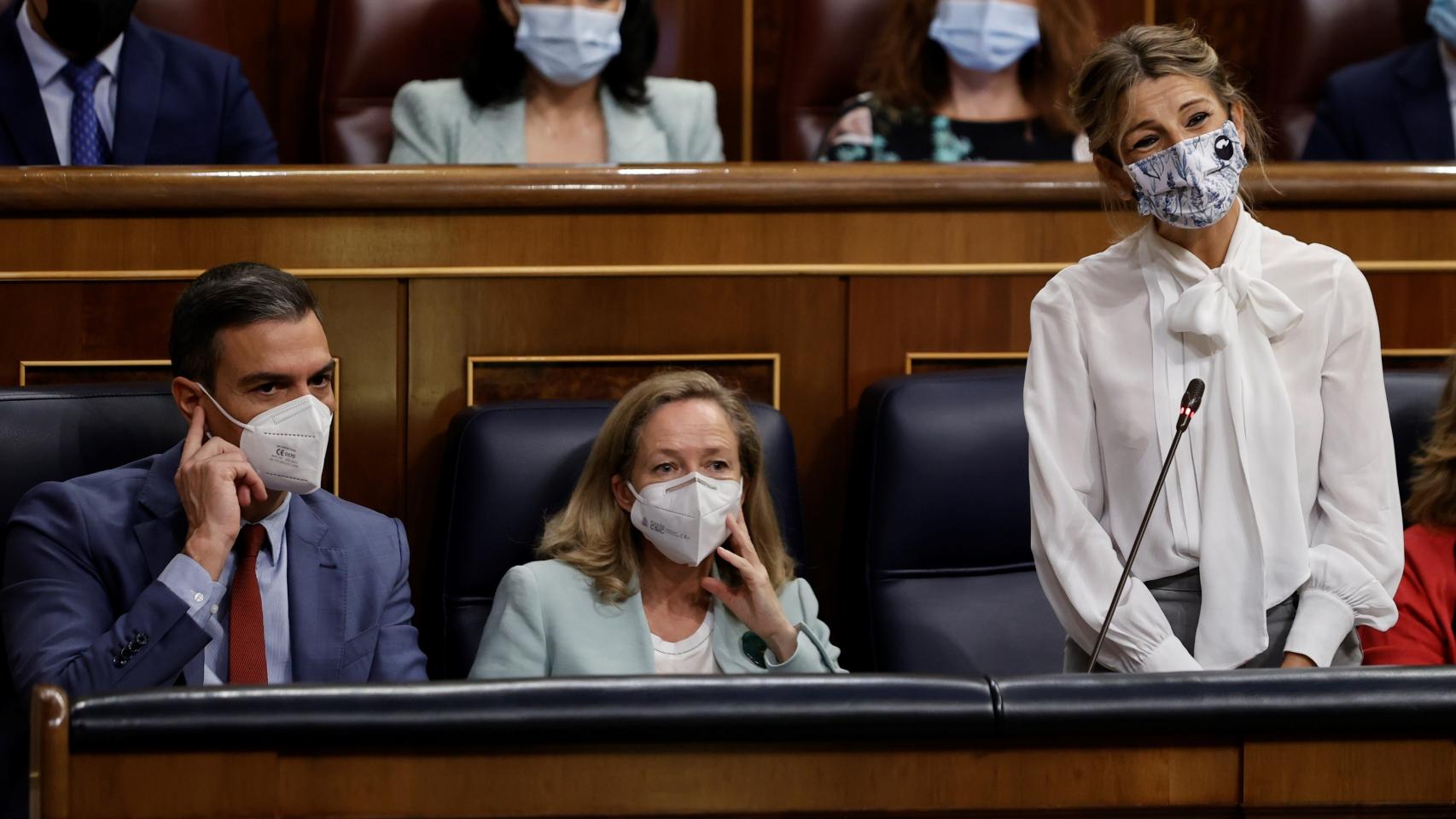Sánchez, Calviño y Díaz, durante una sesión parlamentaria.