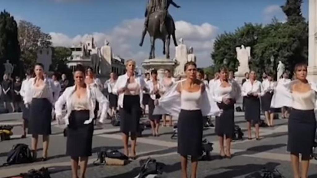 Las azafatas de Alitalia manifestándose en Roma.