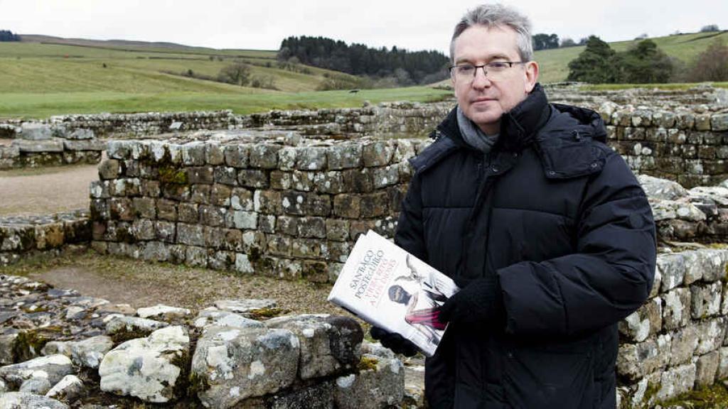 Santiago Posteguillo en el Muro de Adriano, escenario de su novela 'Y Julia retó a los dioses.