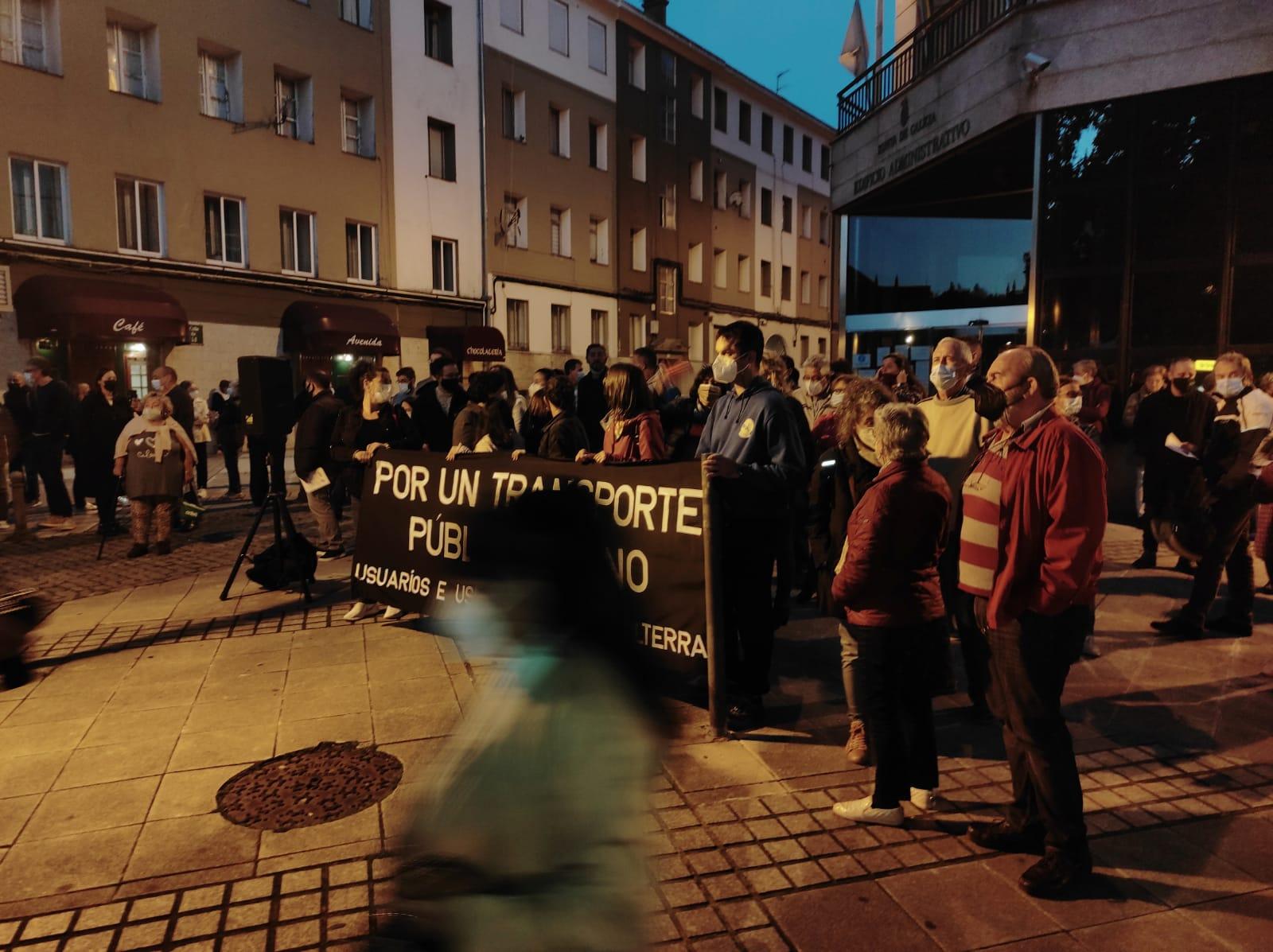 Concentración en el edificio de la Xunta. Foto: Quincemil.