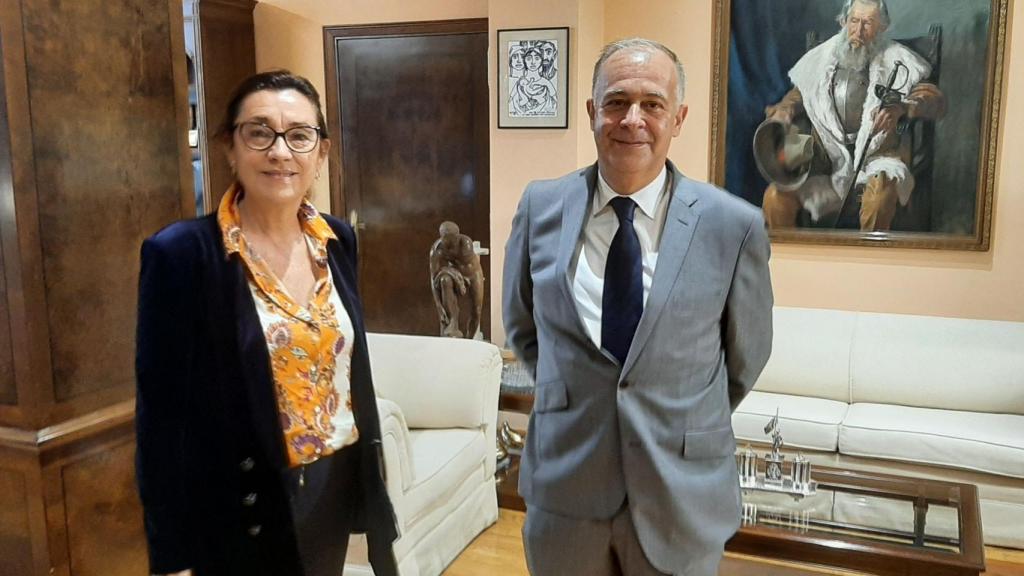 La subdelegada del Gobierno Maica Larriba y el nuevo Capitán Marítimo de Vigo, Manuel Ángel García