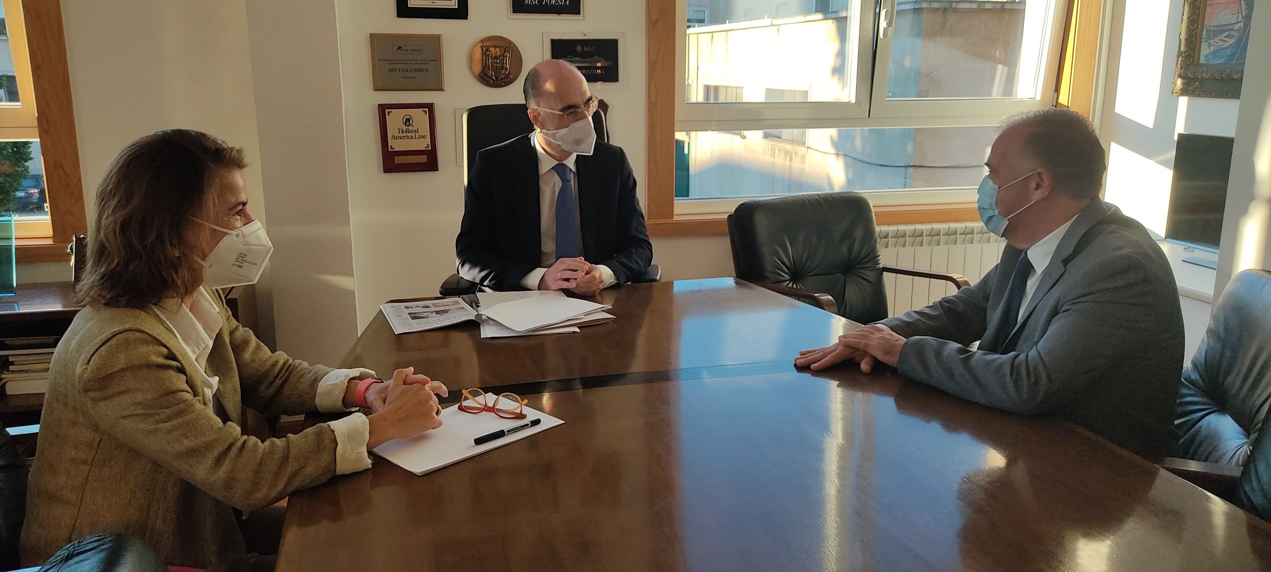Momento de la reunión entre Vázquez Almuíña y Manuel Ángel García. Foto: Autoridad Portuaria