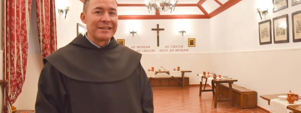 El prior Miguel Ángel González, en el refectorio del convento de San Juan de la Cruz, en Alba de Tormes