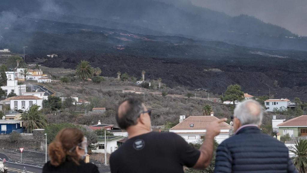 Vista del volcán y la colada desde el municipio de Tazacorte, en la isla de La Palma, este viernes.