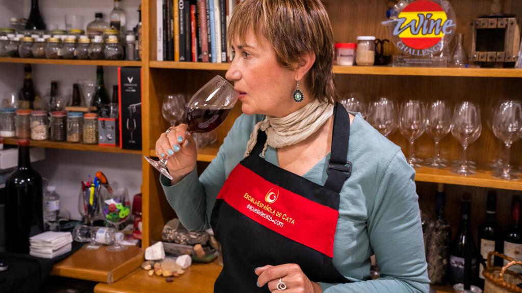 La analista sensorial Marisol probando uno de los tés negros durante la cata.