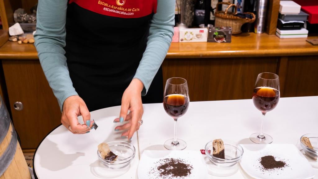La sumiller manipulando una de las bolsitas de té negro de los supermercados.
