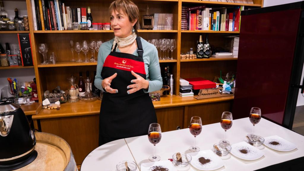 Marisol González, sumiller y profesora de la Escuela Española de Cata, explicando sus valoraciones.
