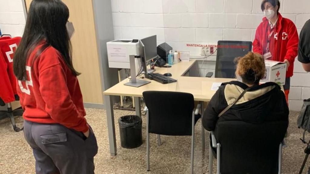 Voluntarios de la ONG ayudan a personas prostituidas.