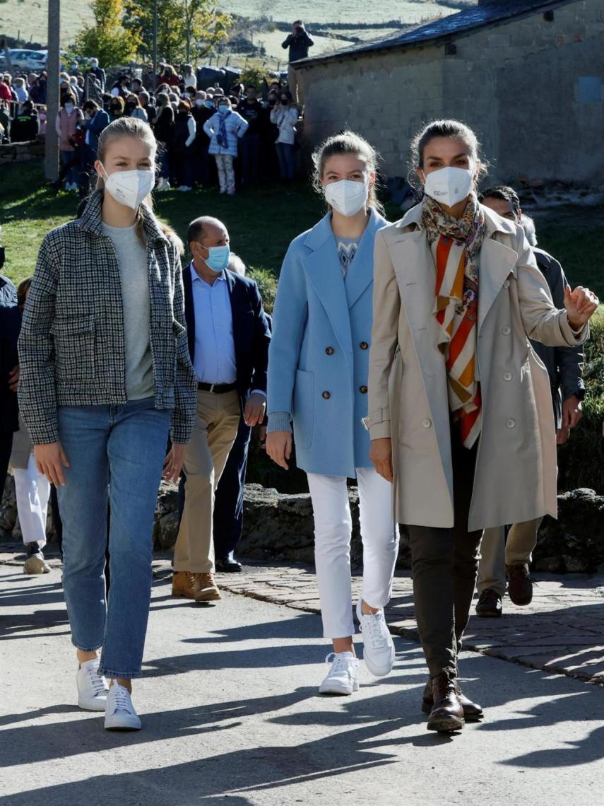 Letizia ha apostado por gabardina corta, estilo 'trench', que ha combinado con unos vaqueros verde.