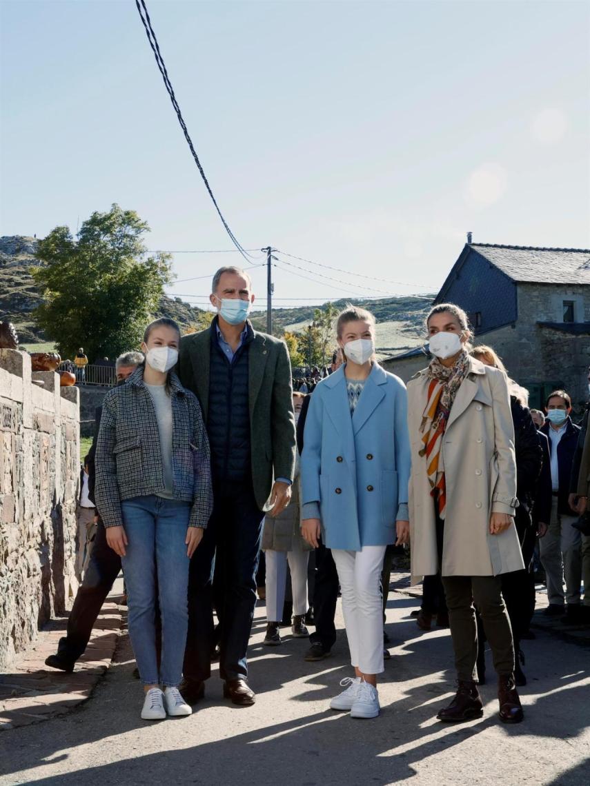 Los botines de montaña y el pañuelo que ha anudado al cuello ha sido lo más llamativo del 'look' de Letizia.