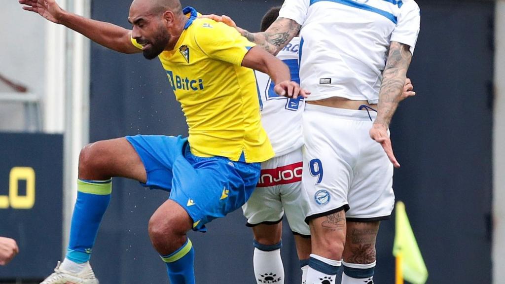 Joselu le gana un balón por alto a Fali
