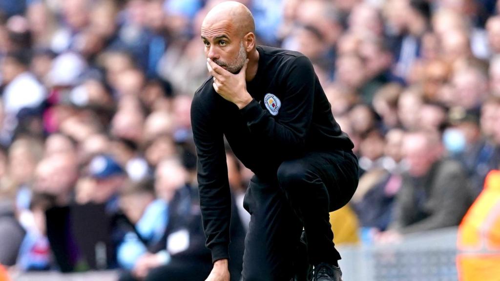 Pep Guardiola, pensativo durante un partido del Manchester City