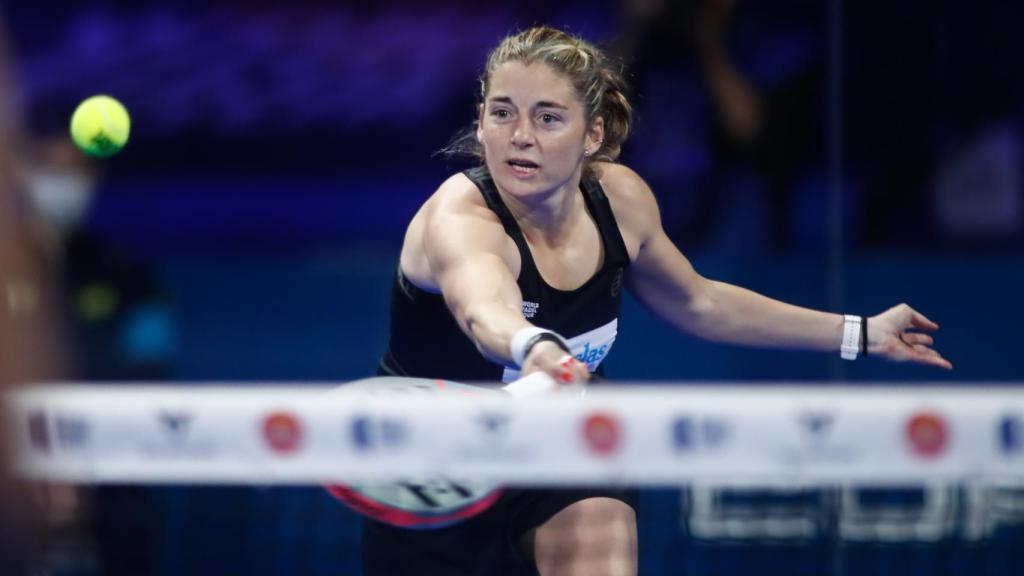 Alejandra Salazar intenta salvar una bola cerca de la red