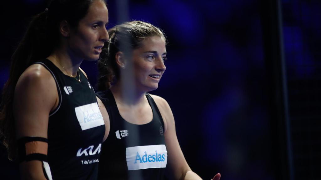 Gemma Triay y Alejandra Salazar durante un partido de pádel