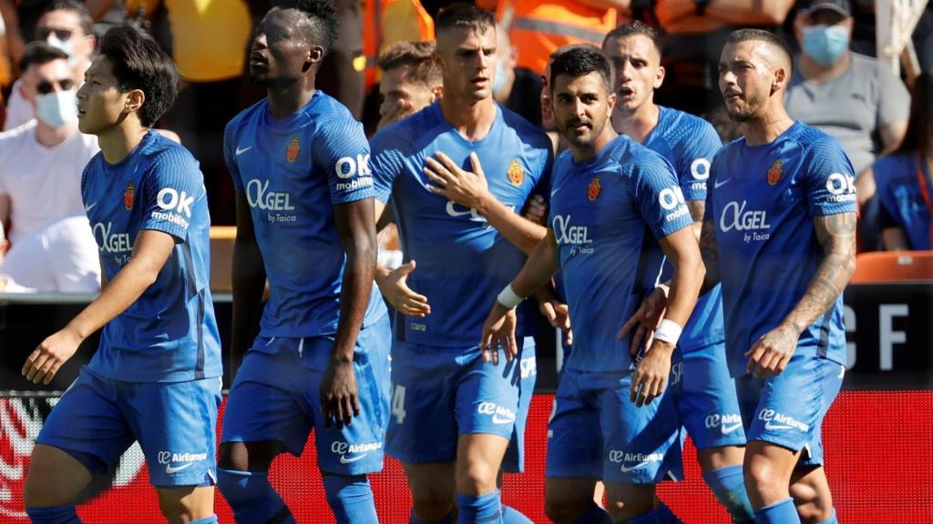 Los jugadores del Mallorca celebran el gol de Ángel Rodríguez en La Liga 2021/2022
