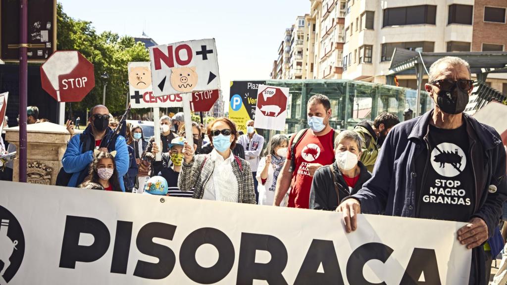 Miembros de la la Plataforma Comarcas Vivas y Pisoracas en una manifestación