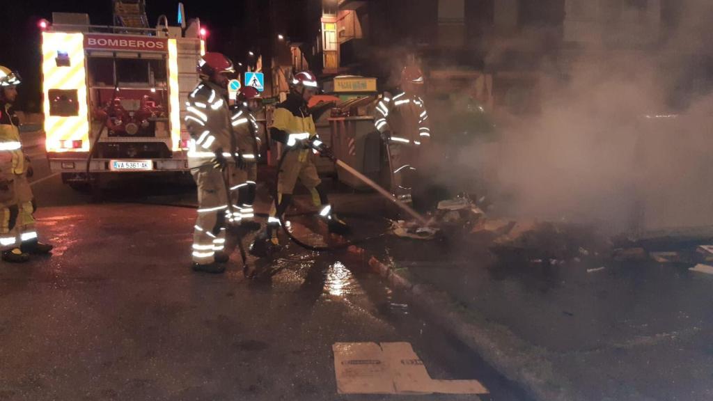 Los Bomberos de Valladolid luchan contra el fuego