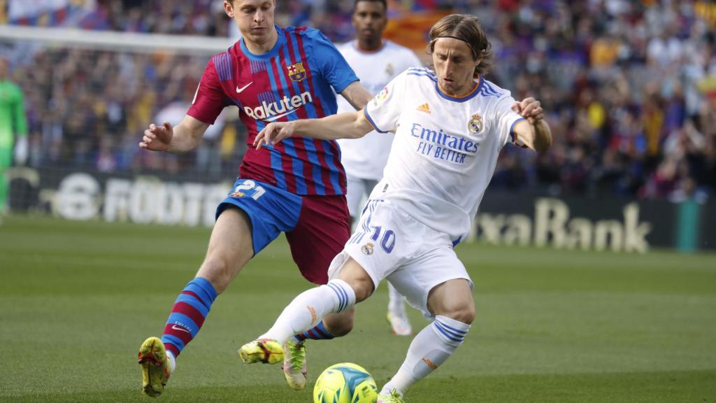 Luka Modric, presionado por Frenkie de Jong