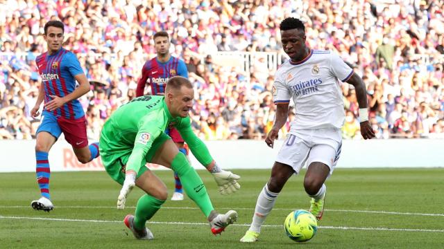 Vinicius, ante Marc-Andre ter Stegen en el área del FC Barcelona