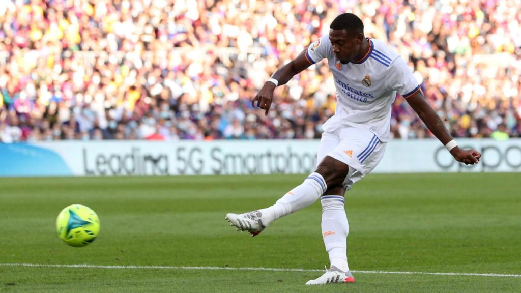 David Alaba dispara desde dentro del área del FC Barcelona y marca gol