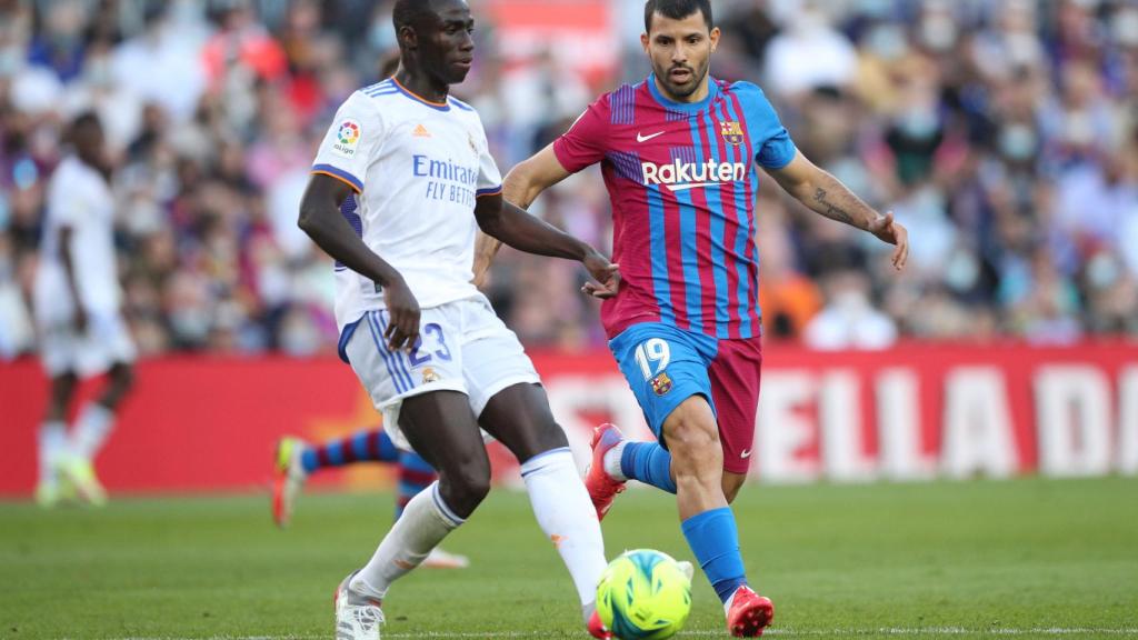 Ferland Mendy, presionado por Sergio 'Kun' Agüero