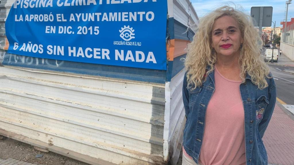 La viceportavoz de Adelante Málaga, Remedios Ramos, frente a un cartel donde exigen su construcción.