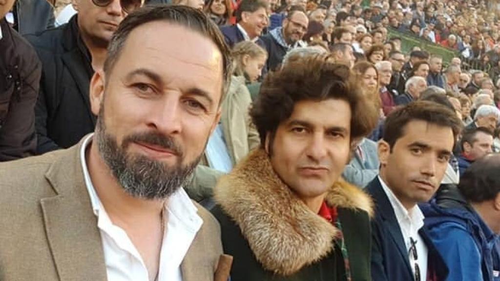 De izquierda a derecha, el líder de Vox Santiago Abascal, el torero Morante de la Puebla y Jorge Marques, su mejor amigo.