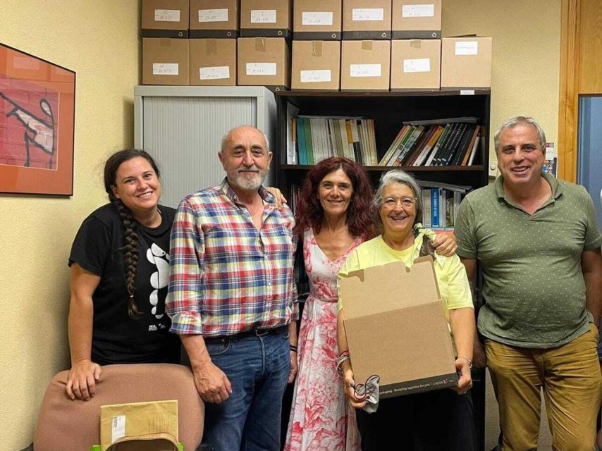 Teresa Vicente (c) en su despacho de la Facultad de Derecho de la Universidad de Murcia.