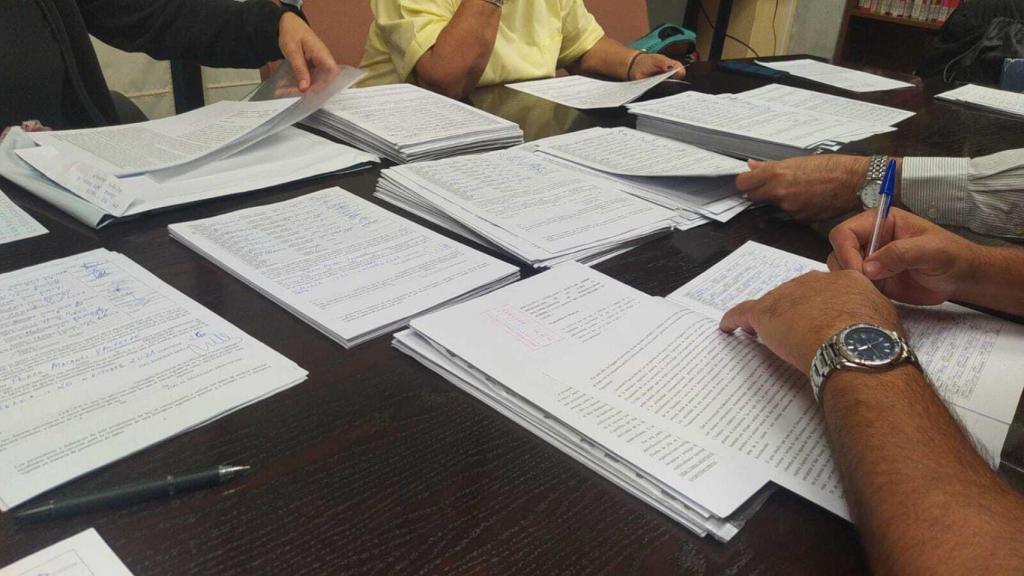 Pliegos de firmas que el sábado por la tarde se contaban en el despacho de Teresa Vicente.