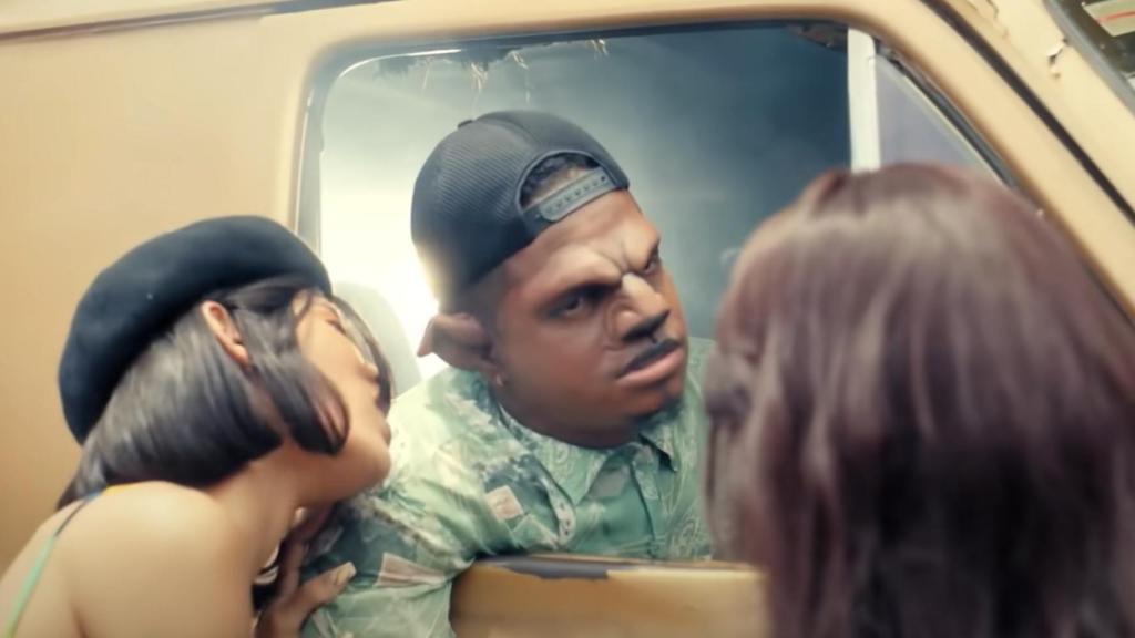 Otro de los detalles del vídeo con los extras maquillados como animales.