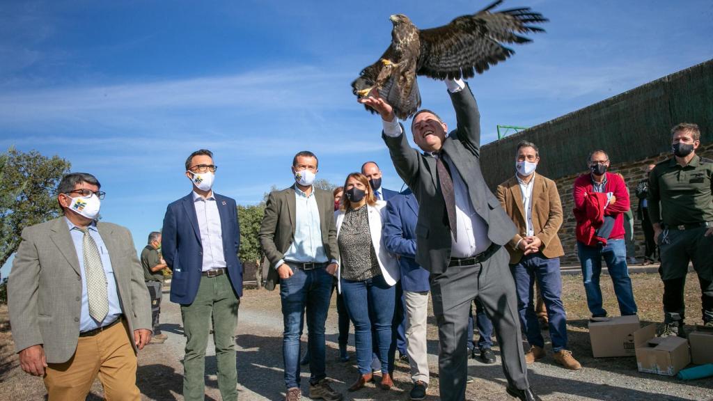 El presidente de Castilla-La Mancha, Emiliano García-Page, este lunes en su visita al Centro de Estudios de Rapaces de la localidad toledana de Sevilleja de la Jara