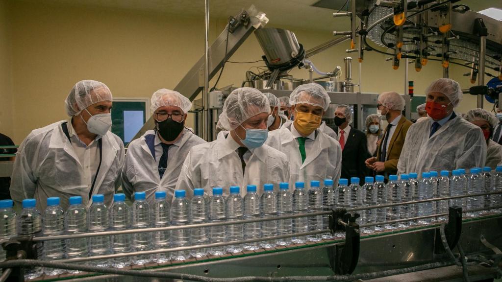 Visita de Emiliano García-Page a la embotelladora de ‘Agua de Valtorre'. Foto: JCCM