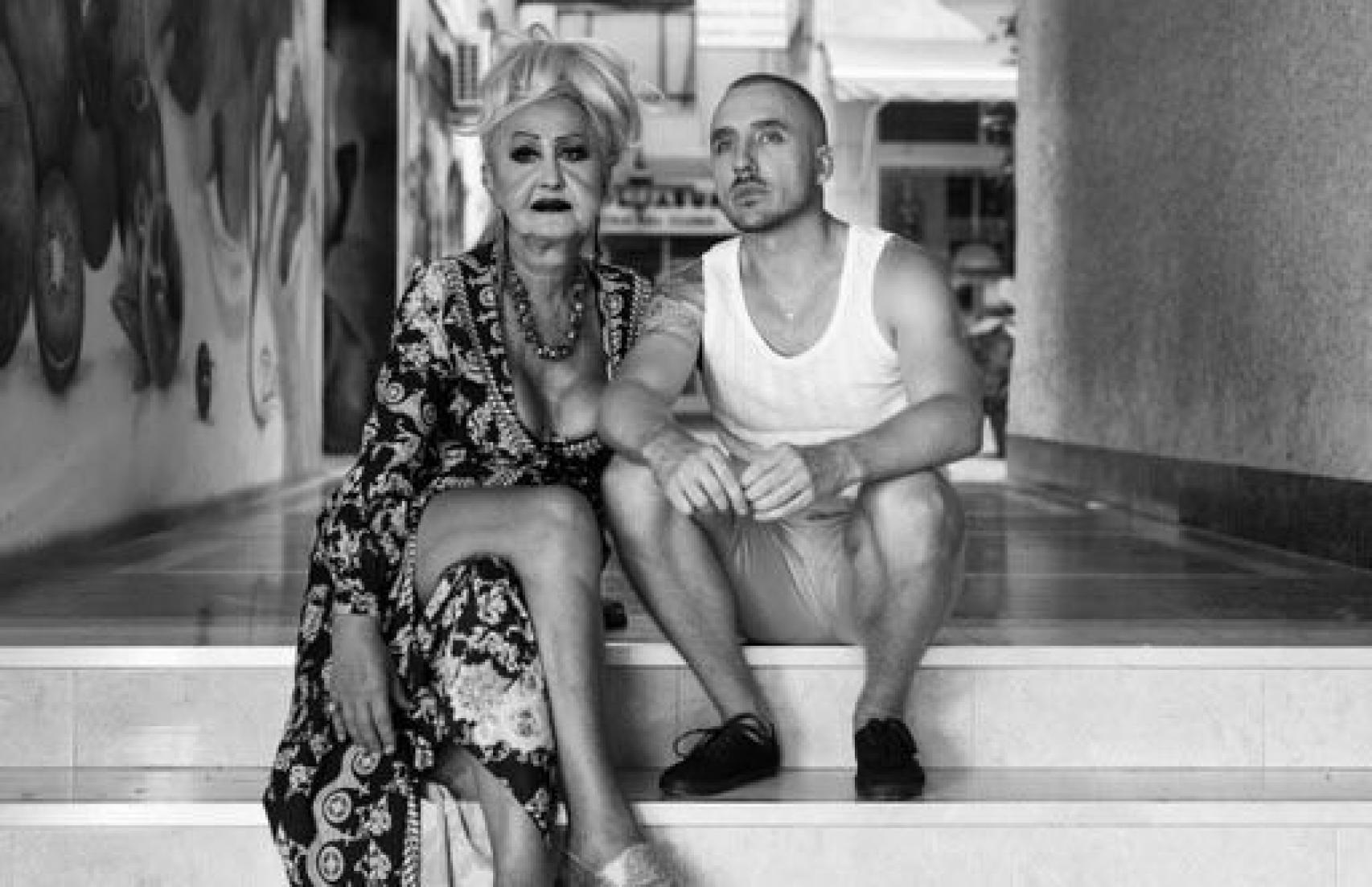 La vedette posa junto a su amigo Antonio Pozo.