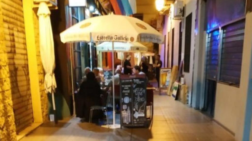 Mesas y sillas ocupan uno de los accesos a la Plaza de la Cofradías.