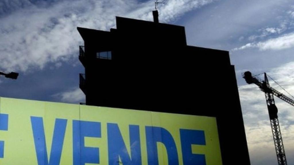 Cartel de 'se vende' en un edificio.