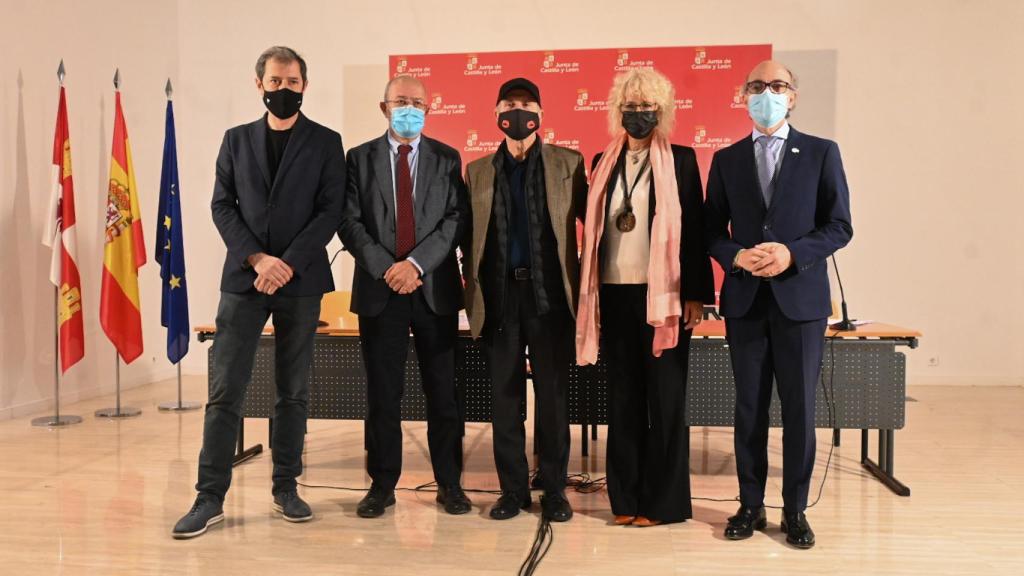 Imagen de las autoridades durante el acto de presentación del nuevo premio