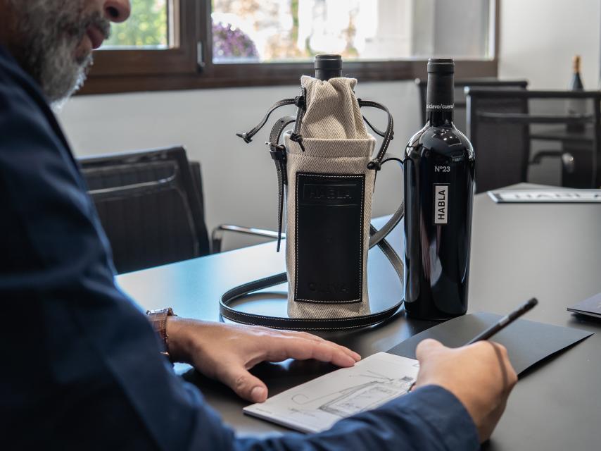 Juanjo Oliva ha diseñado un cubre-botellas muy especial para Habla Nº23.