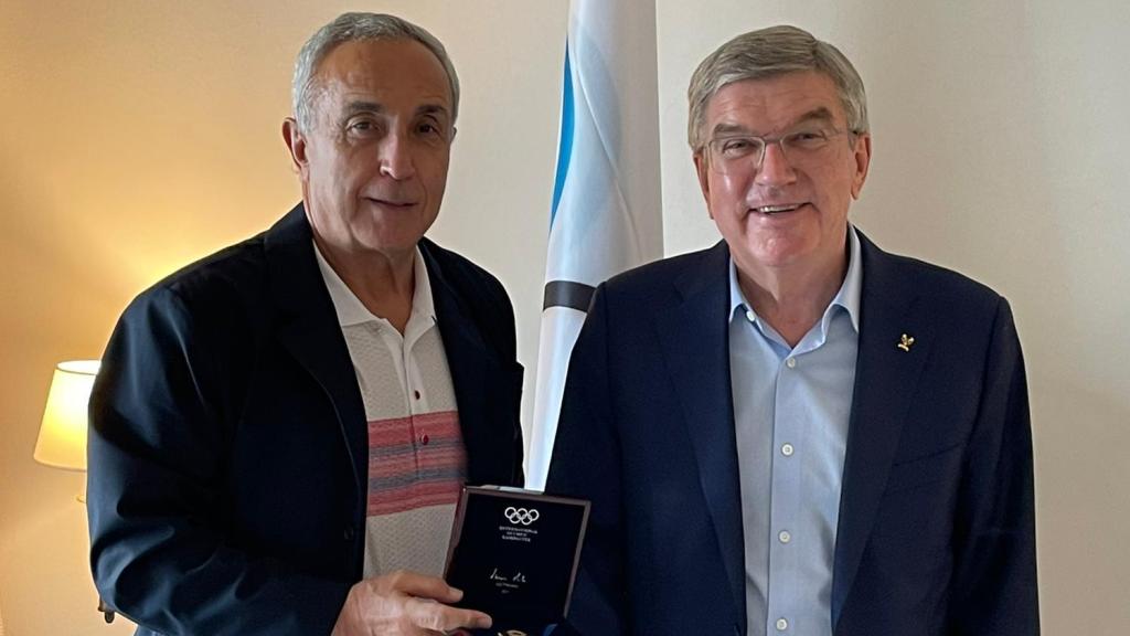 Alejandro Blanco recibe la medalla de oro del Comité Olímpico Internacional de Thomas Bach